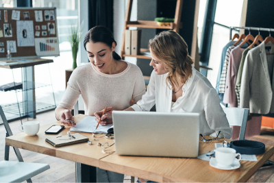 Mujeres colaborando en taller de formación para emprendedoras